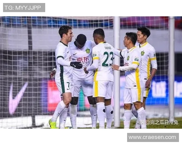 大连方一迎战山东鲁能争夺中超联赛关键三分之战